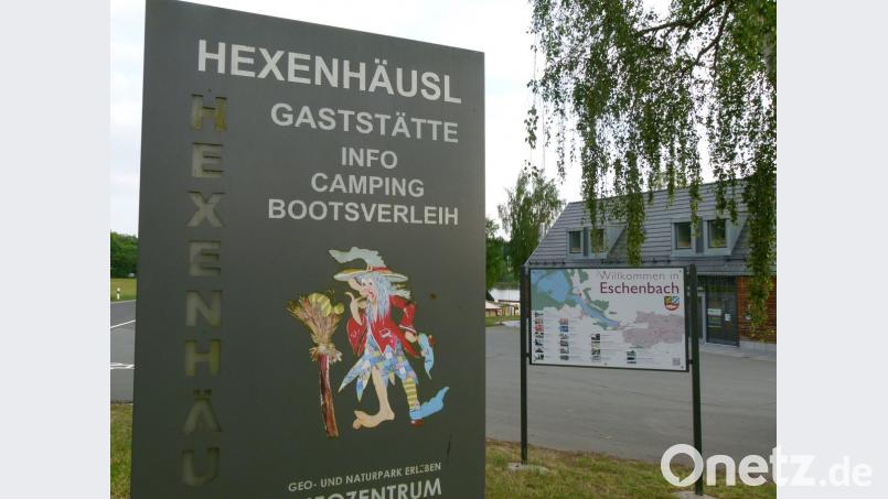 Das Hexenhäusl wirbt mit Bootsverleih.