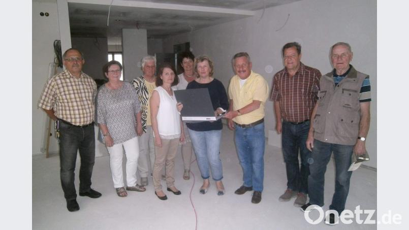 Am 1. Juli wird die an das BRK Seniorenwohn- und Pflegeheim St. Barbara angegliederte „Solitäre Tagespflegeeinrichtung“ eröffnet. Über Konzept und Räumlichkeiten informierte sich die Vorstandschaft des Förderkreises Altenhilfe. V. l.: Reinhold Birner, Bärbel Birner, Hildegard Kohl, Gerontotherapeutin Anita Dobmeier, Heimleiterin Astrid Geitner, Tagespflege-Leiterin Birgit Seidl, Förderkreisvors. Werner Schulz, 3. Bürgermeister Peter Leitsoni und Altbürgermeister Helmut Rösch.