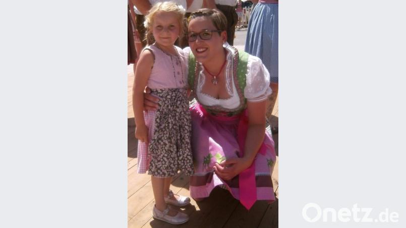 Beim Einstudieren der Tänze hören die Kirwapaare auch heuer wieder auf das Kommando von Sonja Ringer.