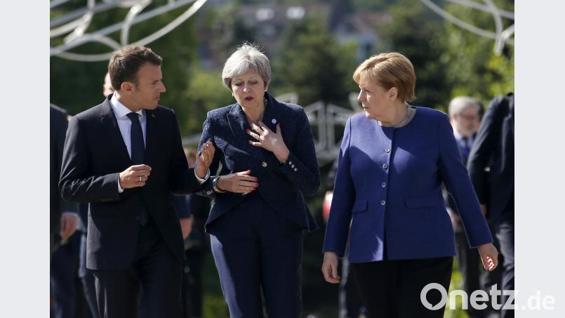 Der französische Präsident Emmanuel Macron (von links), die britische Premierministerin Theresa May und Bundeskanzlerin Angela Merkel (CDU) unterhalten sich beim EU-Treffen in Sofia.  	Bild: Darko Vojinovic/AP/dpa
