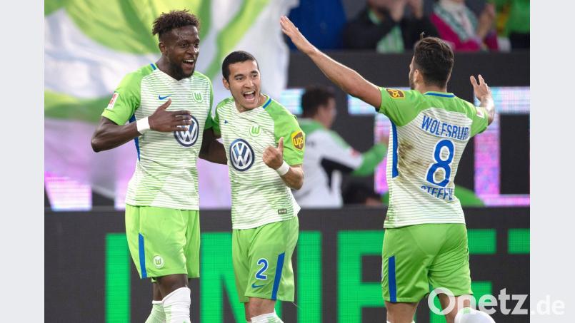 Die Wolfsburger Divock Origi, William und Renato Steffen (von links) bejubeln den Führungstreffer zum 1:0. Der Bundesliga-16. gewann das Relegationshinspiel gegen den Zweitligadritten Holstein Kiel mit 3:1.  	Bild: Swen Pförtner/dpa