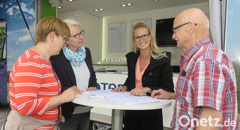 Die Referentinnen für Öffentlichkeitsarbeit und Bürgerbeteiligung, Ina-Isabelle Haffke (Zweite von rechts) und Katrin Redenz (Zweite von links) standen den Bürgern am Info-Stand Rede und Antwort. Bild: Hirsch rhi