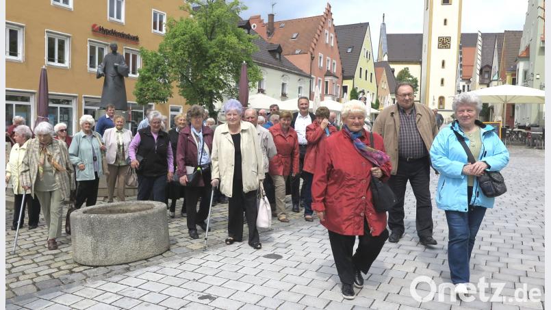&lt;p&gt;Komitee-Vorsitzender Ernst Schober (Zweiter von rechts) begleitete die G&amp;auml;ste aus Sokolov w&amp;auml;hrend des Erlebnistages in der Partnerstadt Schwandorf. Bild: Hirsch&lt;/p&gt;
 Rudolf Hirsch