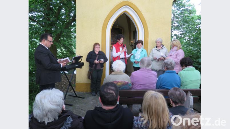 Vor der Kaibitzer Dorfkapelle feierten Stadtpfarrer Konrad Amschl und die Vorbeterinnen Hilde Wolf, Rita Busch, Agnes Emerig und Maria Drechsler (von links) mit zahlreichen Marienverehrern die Maiandacht.  Bild: jzk jzk
