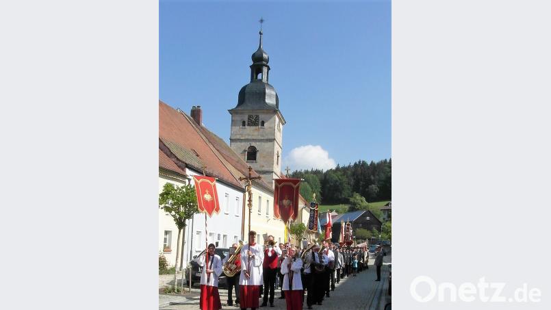 &lt;p&gt;Angef&amp;uuml;hrt von den Ministranten und der Blaskapelle Waldeck ziehen die Vereine, Pfarrer Heribert Stretz mit der Monstranz und die G&amp;auml;ubigen bei der Prozession durch den Oberen und Unteren Markt, um ihren Kirchenpatron zu ehren&lt;/p&gt;
 hl