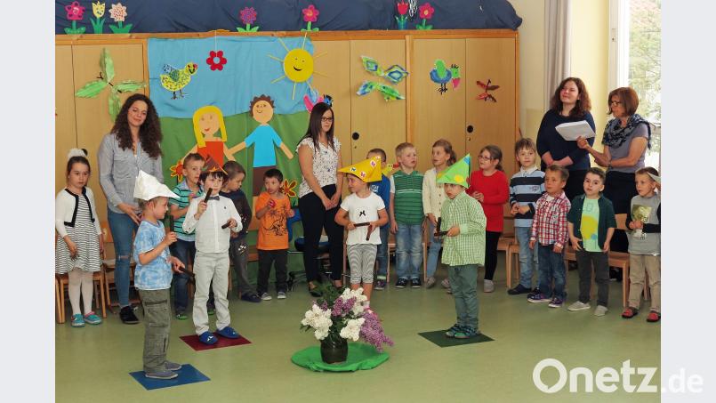 <p>Gekonnt zeigten die Kinder der Schulvorbereitende Einrichtung bei ihrem Auftritt zum 25-j&amp;auml;hrigen Bestehen im Lied der vier Jahreszeiten, wer jeweils entsprechend anklopft (von rechts), Fr&amp;uuml;hling, Sommer, Herbst und Winter. Bild: Dobmeier</p>
 rdo