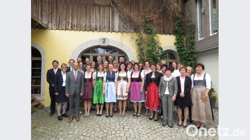 Mit großer Freude und im Beisein vieler Ehrengäste feiern die Absolventinnen gemeinsam mit Landwirtschaftsdirektor Wolfgang Wenisch (hinten rechts), stellvertretendem Landrat Alfred Scheidler (erste Reihe, Zweiter von links) und Hauswirtschaftsdirektorin Doris Eckl (erste Reihe, Zweite von rechts) ihre bestandene Abschlussprüfung.  	Bild: ubb