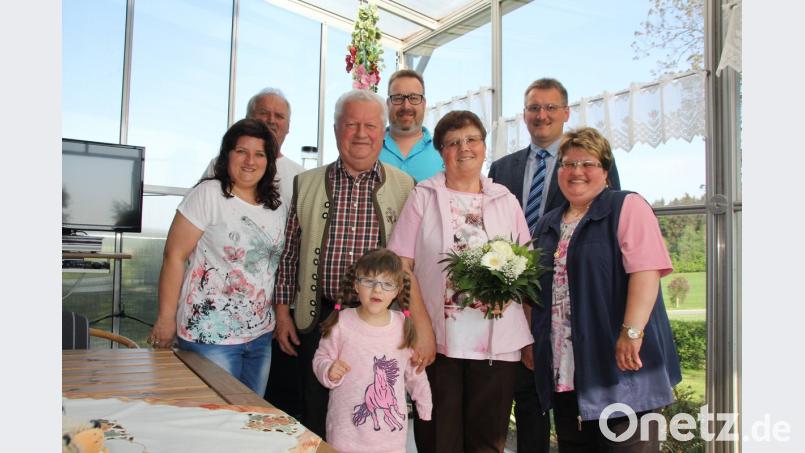 Natürlich gratulierte auch Enkelin Anna dem Jubelpaar, sowie auch die beiden Töchter, Schwiegersohn Michael und Dritter Bürgermeister Adolf Hammer (hinten rechts) und Gemeinderat Alfred Krone (links). 	Bild: frd