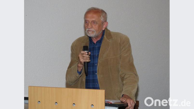 Heimatpfleger Adalbert Busl erklärt den Begriff Nordgau und betont, dass dieser Name nichts mit den Nazis.  	Bild: ubb