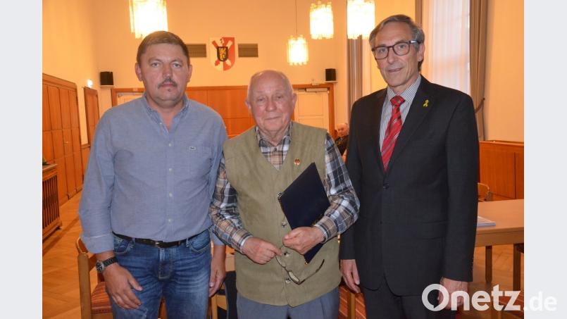 Oberstabsfeldwebel a. D. Werner Kandler (links) und der Landesvorsitzende des Deutschen Bundeswehrverbands, Gerhard Stärk (rechts), danken Werner Kunz für 50 Jahre Treue.  	Bild: uz