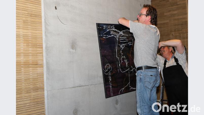 Fleißig damit beschäftigt, die neuen Kunstwerke ansprechend in Szene zu setzen, ist das Aufbauteam des Kunsthauses Waldsassen. Auch Vorsitzender und Skulpturenbauer Wolfgang Horn (links) sowie der Maler und Musiker Werner Müller legen gerne mit Hand an. 	Bild: ubb