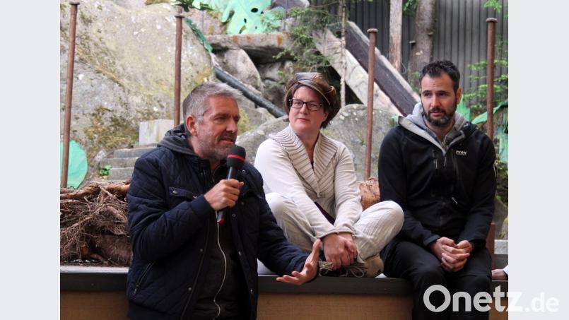 Das kreative Team (von links) Komponist Paul Graham Brown, Autorin und Künstlerische Leiterin Birgit Simmler sowie Regisseur Simon Eichenberger sorgt für ein komplett neues Dschungelbuch auf der Luisenburg.