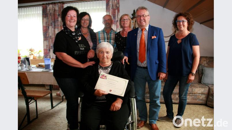 Vor wenigen Tagen feierte Hildegard Konz ihren 80. Geburtstag. Es gratulierten (von links) die Töchter Martina und Angelika, Sohn Hubert mit dessen Ehefrau Margit, Bürgermeister Toni Dutz und Tochter Renate. Bild: wro