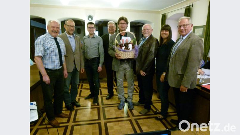 Sie verabschieden sich von Fritz Betzl (Vierter von rechts): Bürgermeister Peter Lehr (von links), zweiter Bürgermeister Karl Lorenz, die Stadträte Korbinian Dunzer (ÜCW), Udo Müller (SPD) und Hans Bscherer (FW), Geschäftsführerin Heike Biersack und dritter Bürgermeister Klaus Lehl.  	Bild: rn