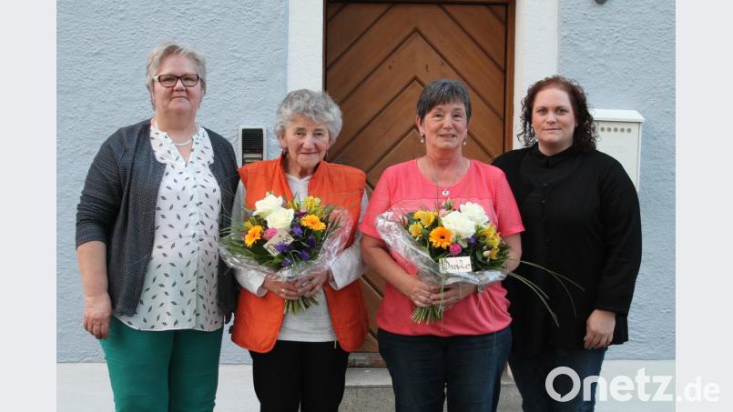 Der Katholische Frauenbund würdigt den Einsatz von Agnes Reber und Kornelia Reber (Mitte, von links).  	Bild: pi