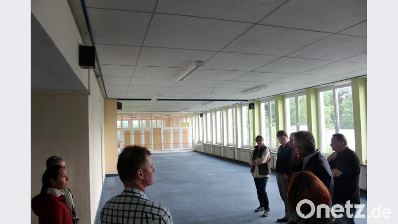 Die Räumlichkeiten des früheren Fitness-Studios werden zu einer provisorischen Kinderkrippe für 20 Kinder umgebaut. Über das Wie informiert Bürgermeister Werner Nickl den Bauausschuss. 	Bild: stg