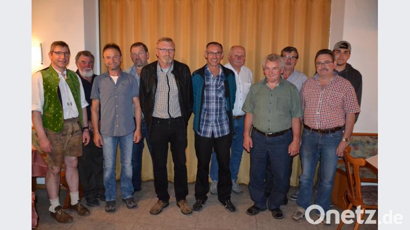 Bürgermeister Hermann Ach (links) wünscht dem neuen Vorstand der Oldtimerfreunde mit den Vorsitzenden Georg Seiler und Johann Scheuerer (Sechster und Siebter von rechts) erfolgreiche Arbeit.  	Bild: gi