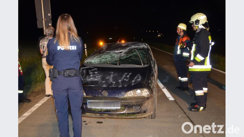 Total demoliert blieb der Opel der 18-Jährigen auf der Straße liegen. Feuerwehrkräfte aus Eslarn und Heumaden stellten das Wrack wieder auf die Räder.	Bild: Dobmayer