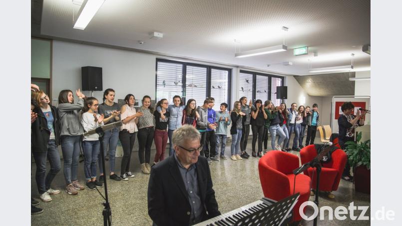 Michael Bertelshofer am E-Piano hat auch bekannte Chansons auf Lager. Souverän begleitet er den deutsch-französischen Schulchor, bei dem nicht nur die Töne, sondern auch das Zwischenmenschliche passt.  	Bilder: Meister (2)