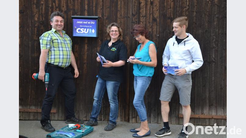 Den CSU-Postkasten haben Sandro Stefinger und Erika Sauer (von links) an der Hocheinfahrt beim Anwesen Roßmann angebracht.  	Bild: gi