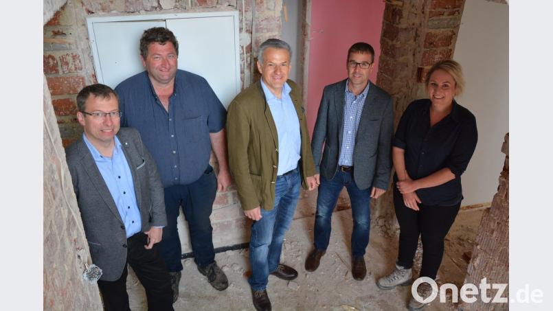 Kewog-Projektleiter Carsten Seebauer, Abbruchunternehmer Josef Hierold, Bürgermeister Roland Grillmeier, Thomas Grillmeier vom Stadtbauamt und Lia Biermeier (von links) informierten über den Abriss der Häuser.  	Bild: jr