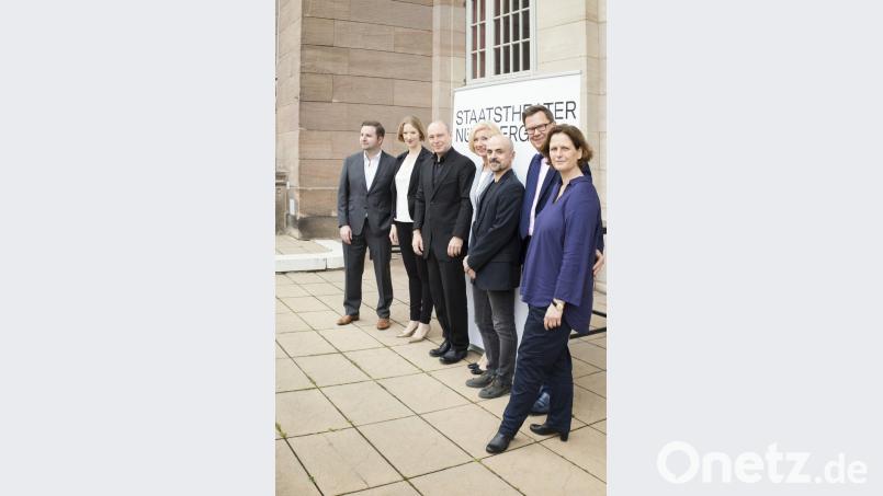 Das neue Staatstheater-Team (von links): Jan Philipp Gloger, Joana Mallwitz, Jens-Daniel Herzog, Prof. Dr. Julia Lehner, Goyo Montero, Christian Ruppert und Anja Sparberg. Staatstheater Nürnberg