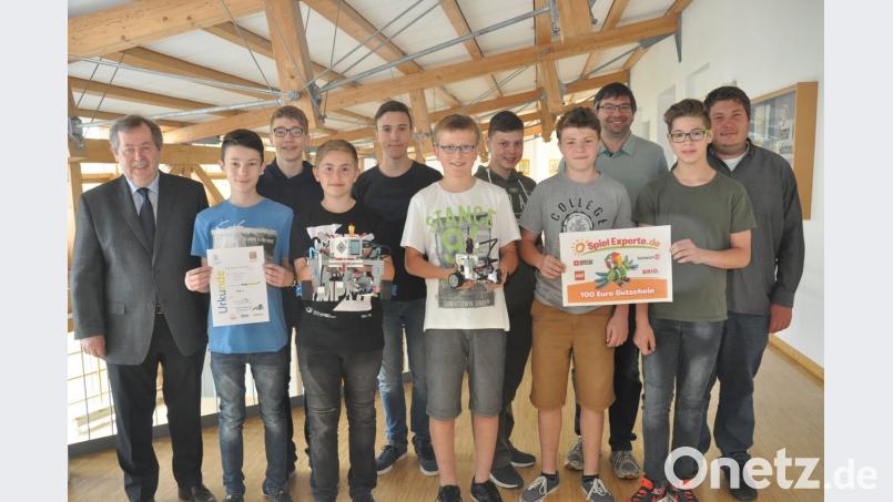 Realschulleiter Andreas Meier (links) ist stolz auf seine erfolgreichen Schüler, die bald bei der Bayerischen Meisterschaft in München antreten.	Bild: dob