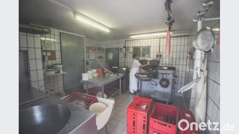 Renate und Matthias Schönberger sind in der Wurstküche ein eingespieltes Team. Bei ihnen beim &quot;Käck&#039;n&quot; sowie in der Nachbarschaft beim &quot;Teicher&quot; gibt es zum Zoigl hausgemachte Wurst zur Brotzeit.