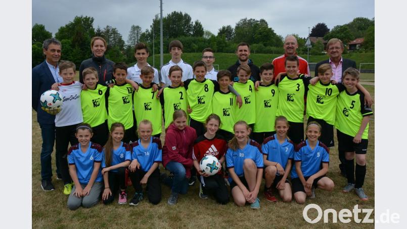 Die Mädchen vom Augustinus-Gymnasium Weiden (vorn) und die Jungs vom Kepler-Gymnasium Weiden (stehend, zweite Reihe) gewinnen die beiden Titel im Regionalentscheid der Schulen. Dritter Bürgermeister Norbert Schuller (hinten rechts), Leitender Schulamtsdirektor Rudolf Kunz (links) und Turnierleiter Alexander Köstler (hinten, Zweiter von rechts) gratulieren den Siegern.  	Bild: jr