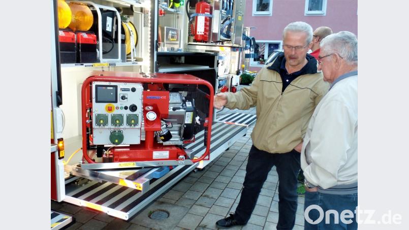 Information aus erster Hand: Feuerwehrvorstand Hermann Prechtl (links) erklärt Hans Hausner, was die vielen Geräte alles leisten. Bild: jml