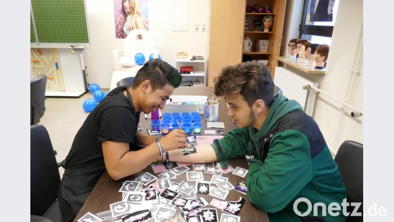 Bei den Friseuren im Bereich "Körperpflege" gibt es unter anderem Glitzertatoos auf die Haut - natürlich abwaschbar.	Bild: wrm