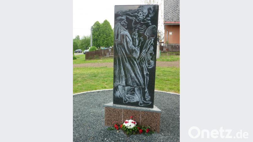 Die Diskussion zwischen &quot;Ackermann&quot; und &quot;Tod&quot; ist dargestellt auf dem von Jaroslav Sintelár gestalteten Gedenkstein für Johannes von Schüttwa. 	Bilder: Bernhard Setzwein