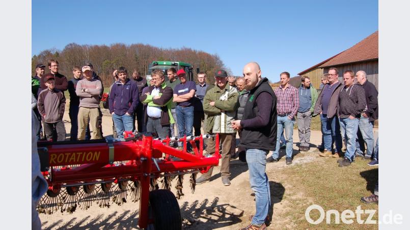 Bei einem Workshop auf dem Biohof Rümpelein stellen Ackerbauberater Konrad Maier (vorne) und Techniker Wolfgang Würth Landwirten einen sogenannten Rollstriegel vor.  	Bild: Ströll