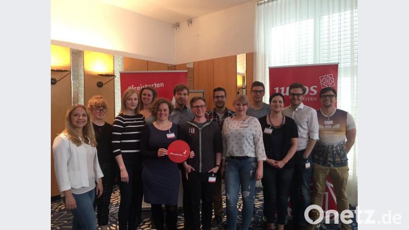 Die Delegation der Oberpfälzer Jusos mit der Landesvorsitzenden Stefanie Krammer (Fünfte von links) und Danielle Gömmel aus Postbauer-Heng (Dritte von links) als eine der 14 Stellvertreter sowie Unterbezirks-Vorsitzendem Lukas Stollner (Sechster von links). 	Bild: exb