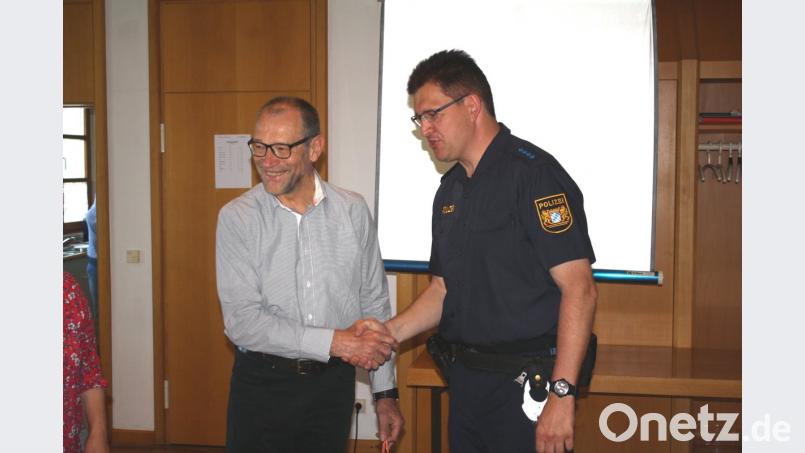 Humorvoll und anschaulich spricht Polizeihauptmeister Matthias Bräutigam beim Mitgliedertreffen der Seniorengemeinschaft GeHiH über "Sicherheit für Senioren". Dafür dankt ihm Vorsitzender Karl Lorenz.  	Bild: bjp