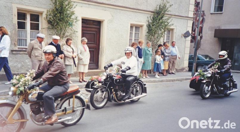 Nach ihrer Vereinsgründung gehörten die Linder Freunde der Motorrad-Veteranen zum Bild vieler Oberviechtacher Festzüge wie im Jahr 1985 beim Gründungsjubiläum der Soldaten- und Kriegerkameradschaft.