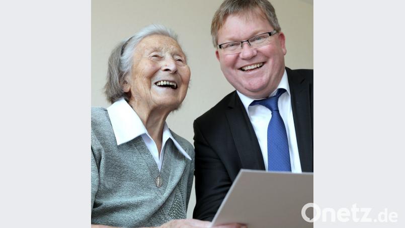 Elisabeth Strobl ist geistig komplett fit. An ihrem 100. Geburtstag verrät sie OB Michael Cerny das Geheimnis ihres hohen Alters und dass sie als Kind eine später berühmt gewordene Klassenkameradin hatte.  	Bild: pwpt