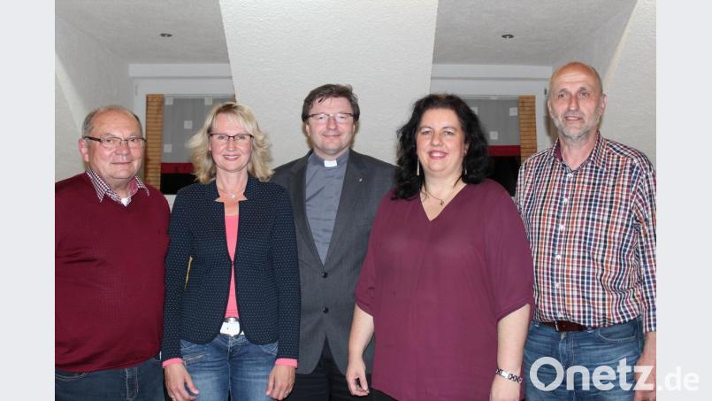 Zu seiner neuen Vorsitzenden wählt der Dekanatsrat Auerbach bei der konstituierenden Sitzung Sonja Schwemmer (Zweite von rechts). Mit im Bild ihr Vorgänger Herbert Appl (rechts), Dekan Markus Flasinski, die Schriftführerin Regina Schrembs und 2. Vorsitzender Franz Eller.	Bild: cs