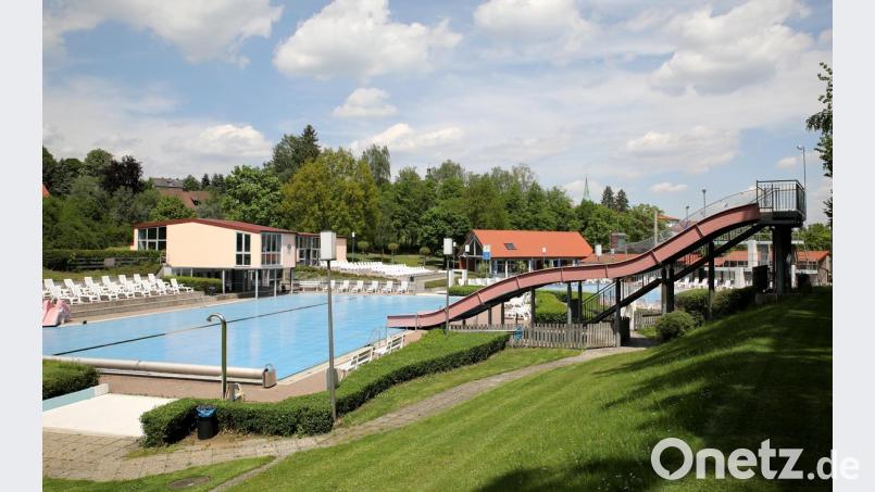 In der Hoffnung auf einen heißen Sommer öffnet die Stadt Erbendorf am heutigen Samstag das Freibad.  	Bild: njn
