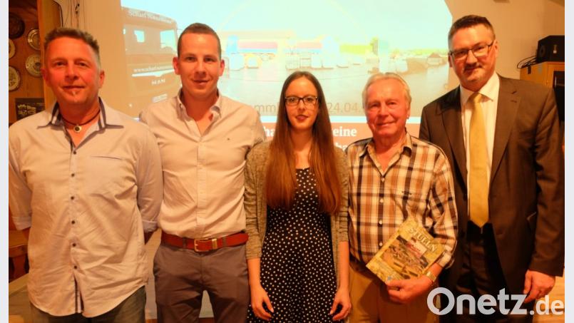 In der Bürgerversammlung stellten Günther Scharf, Tobias Klebl, Laura Scharf und Seniorchef Josef Scharf (von links) ihr Familienunternehmen "Scharf Natursteine/NS" vor. Bürgermeister Hans Prechtl (rechts) überreichte zur Erinnerung die Gemeindechronik.	Bild: ohr