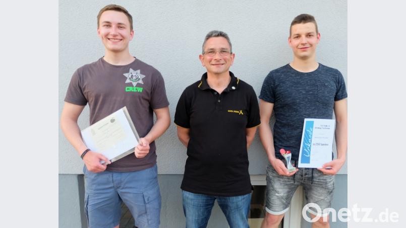 Spartenleiter Erich Kneißl (Mitte) gratulierte Alexander Prechtl (rechts) für 250 absolvierte Spiele mit einer Urkunde und einem kleinen Pokal. Die Teilnehmer der Jahreshauptversammlung bestimmten in einer Nachwahl Michael Beer (links) zum neuen Kassier..	Bild: ohr