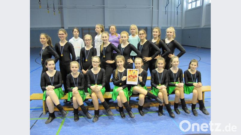 Die Tänzerinnen der Mädchenrealschule Waldsassen kehren mit Urkunden, Medaillen und einem vierten Platz aus dem Landesfinale zurück. 	Bild: exb