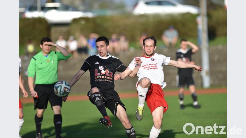 Die SpVgg Vohenstrauß (rechts Sebastian Striegl) muss am letzten Spieltag nochmals alles in die Waagschale werfen. Mit einem Sieg beim Schlusslicht würden die Rot-Weißen auf jeden Fall die Relegation sicher haben.  	Bild: af