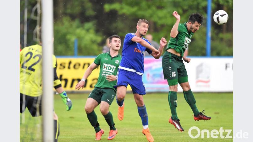 Gegen den SV Fortuna Regensburg musste der SV Etzenricht (in der Mitte Timo Nürnberger) Schwerstarbeit verrichten, ehe der 2:2-Ausgleich doch noch in der Nachspielzeit fiel. Ein Unentschieden könnte im Saisonfinale beim Tabellenzweiten TSV Waldkirchen nicht reichen. Nur bei einem Sieg hat der SVE das Landesligaticket auf jeden Fall in der Tasche.  	Bild: G. Büttner.