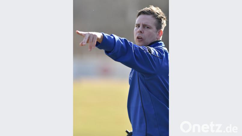 Trainer Uwe Salfer gibt die Richtung vor: Mit einem Sieg in Kohlberg kann der SC Schwarzenbach den direkten Klassenerhalt sichern.  	Bild: af