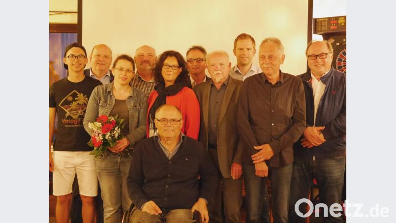 Die neue Vorstandsmannschaft des SPD-Ortsvereins Waldershof. Im Bild von links Florian Dick, Rainer Fischer, Neuzugang Barbara Diener, Helmut Lange, Friederike Sonnemann, Günther Raithel, Markus Burger, Gerhard Greger, Christian Fritsch, Erich Totzauer und Neuzugang Stefan Niedermeier. Auf dem Bild fehlt Neuzugang Daniel Steinkohl.	Bild: ebr