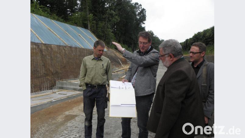 Bürgermeister Armin Schärtl (Zweiter von rechts) ließ sich auf der Baustelle von Bauleiter Tobias Baumer (links) und den Vertretern der beteiligten Ingenieur-Büros über den aktuellen Stand unterrichten.