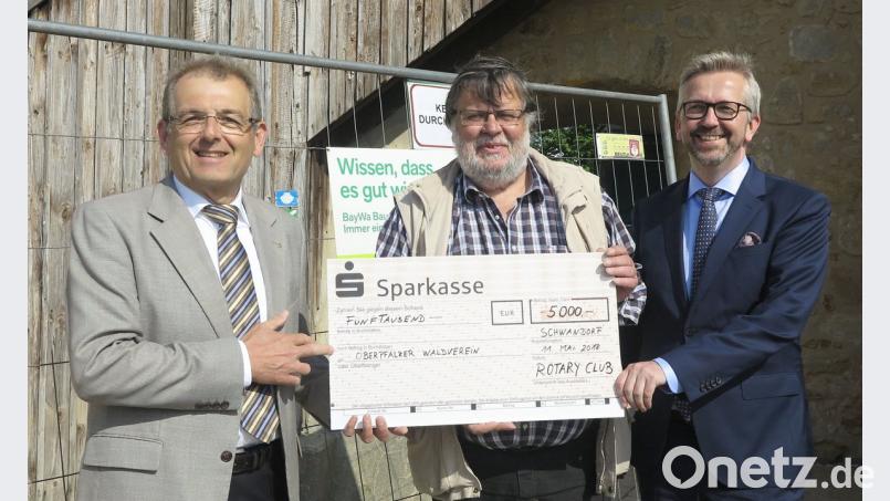 Rotary-Präsident Michael Winter (links) und sein Nachfolger Dr. Rüdiger Merkle (rechts) überreichten dem OWV-Vorsitzenden Erwin Mayer (Mitte) eine Spende von 5000 Euro, zweckgebunden für das neue Mobiliar im sanierten Türmerhaus.  	Bild: Hirsch