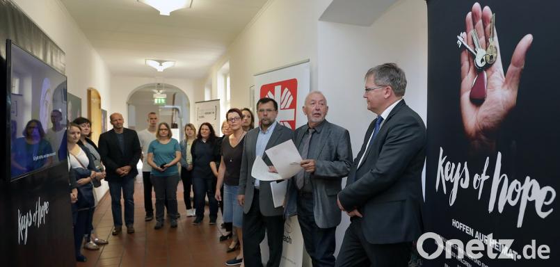 Die Ausstellung &quot;Keys of Hope&quot; will auf das Schicksal von 65 Millionen Flüchtlingen weltweit aufmerksam machen. Zur Eröffnung kommen (von rechts) OB Michael Cerny sowie vom Caritas-Verband Wolfgang Schmalzbauer (Vorsitzender), Günter Koller (Geschäftsführer) und die für Asyl-Sozialarbeit zuständige Irina Huber.	Bild: Steinbacher