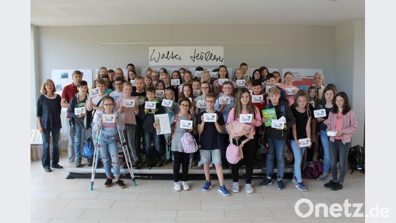 Für ihr Engagement dankt Birgit Simmeth von der LBV-Ortsgruppe den Realschülern und überreicht allen Sammlern als kleine Belohnung eine Brotzeitbox.  	Bild: lhc